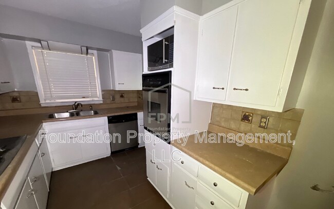 Building Photo - 2064 Wellons Ave