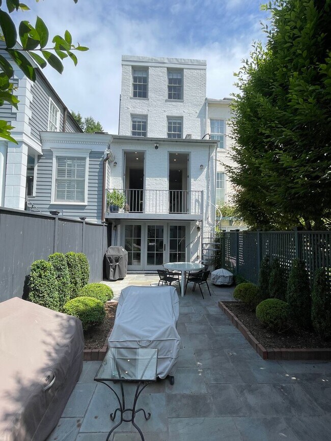 Foto del edificio - Georgetown Splendor with Garage Parking