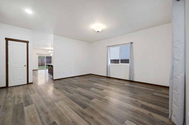 Foto del edificio - MOVE IN READY! 3 bed 2 bath Heat pump with...