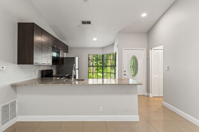 Foto del edificio - Charming 3-Bedroom Home with 2 Full Baths ...
