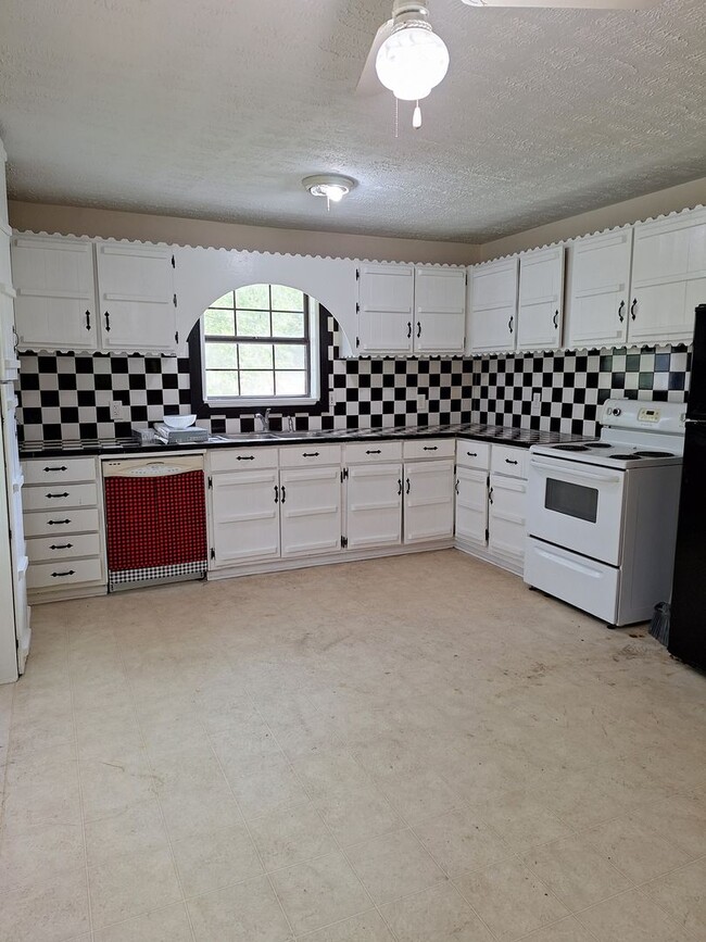 Building Photo - Large 3 Bedroom 2 Bath Ranch with Basement...