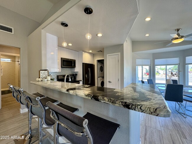 Foto del edificio - 8835 W Michelle Dr