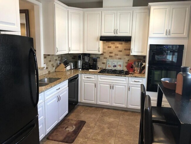 Building Photo - Lovely 4 Bedroom Townhome in Denver