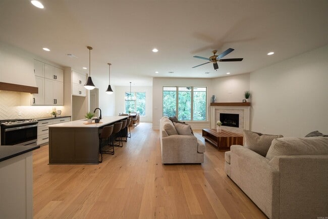 Foto del edificio - 15112 Matterhorn Lp