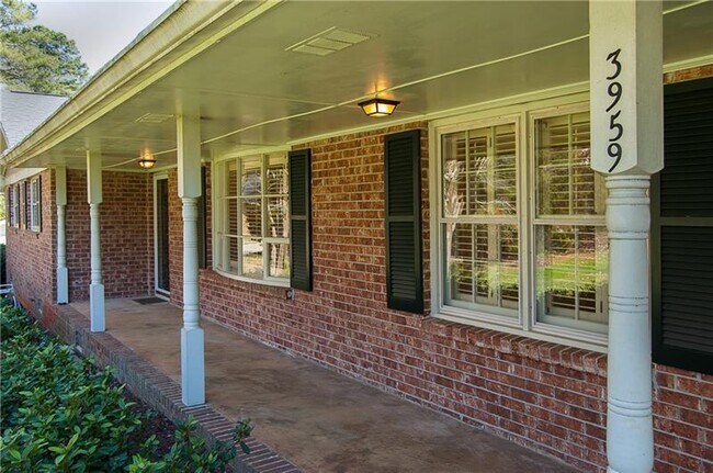 Building Photo - 3959 Menlo Dr