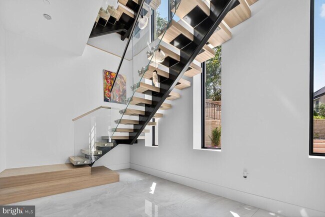 Foto del edificio - 4509 Foxhall Cres NW