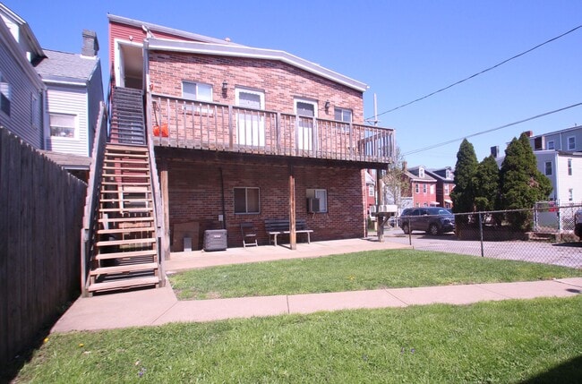 Building Photo - 215 Ella St