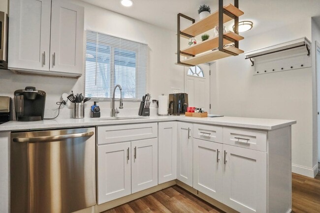 Foto del edificio - 159 Wolfe Hill Rd