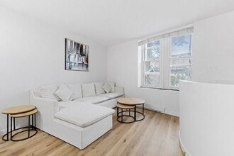 Building Photo - 2060 R. Saint-Denis