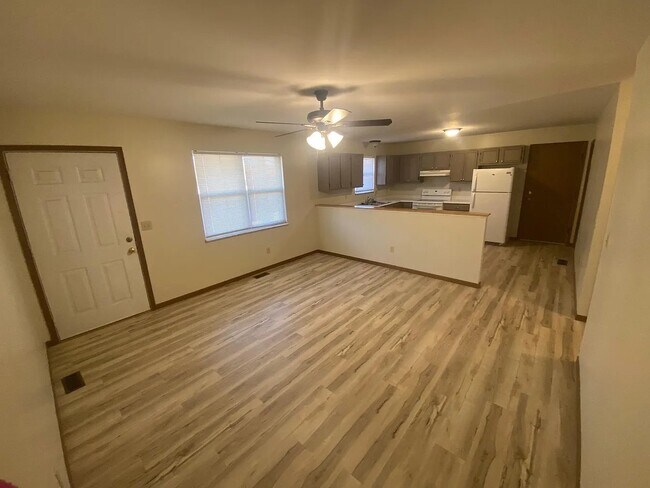 Building Photo - 608 Linda Ln