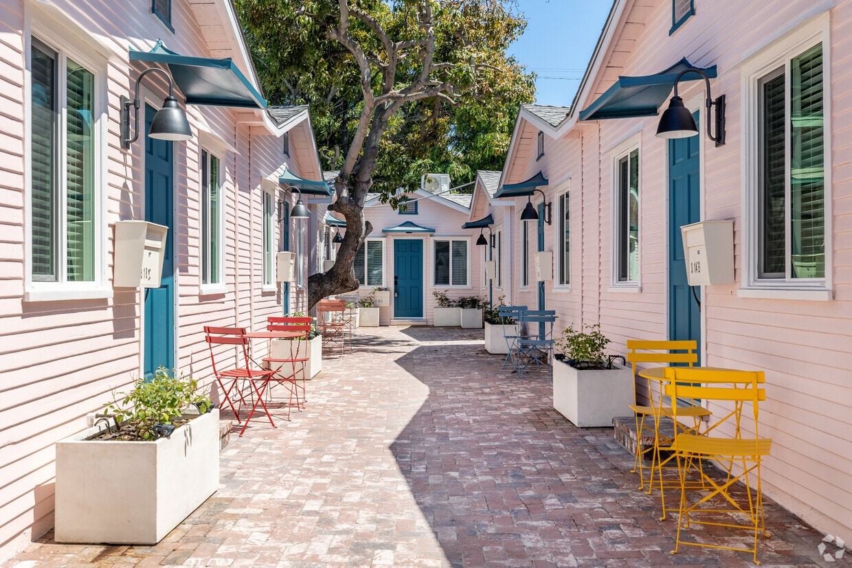 Courtyard - 314 N Venice Blvd