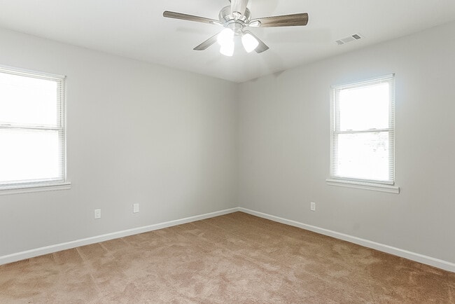 Foto del edificio - 4072 Old Trail Rd W