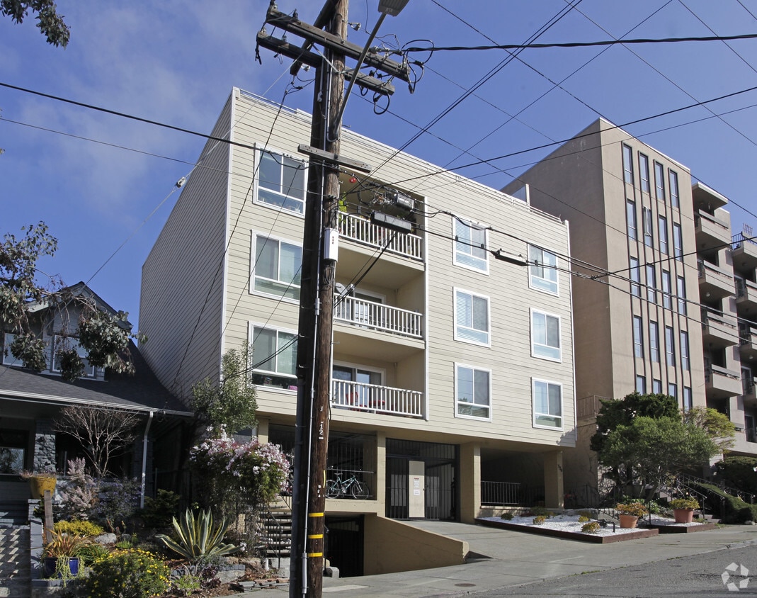 Building Photo - 370 Van Buren Ave