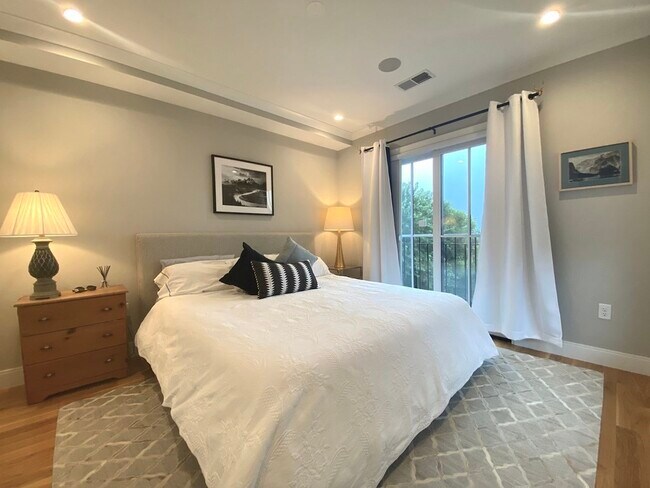 Foto del edificio - 364 Bunker Hill St