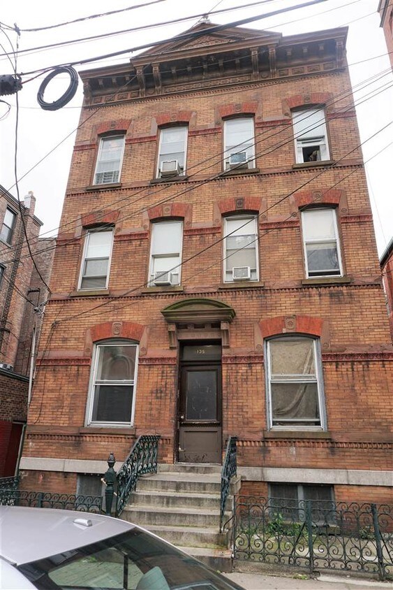 Primary Photo - 135 Bowers St