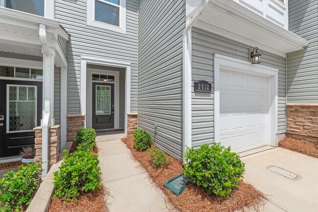 Foto del edificio - Like-New Townhome in Pristine, Move-In Ready Condition