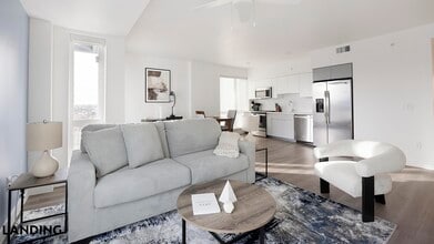 Building Photo - 707 S Farmer Ave