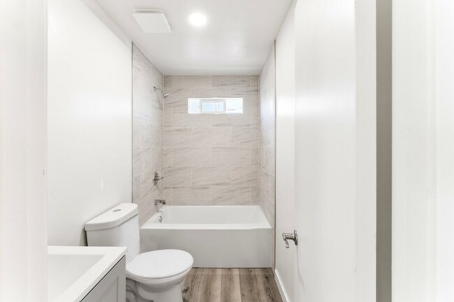 Building Photo - Nicely Remodeled 3 Bed 2 Bath in West Chul...