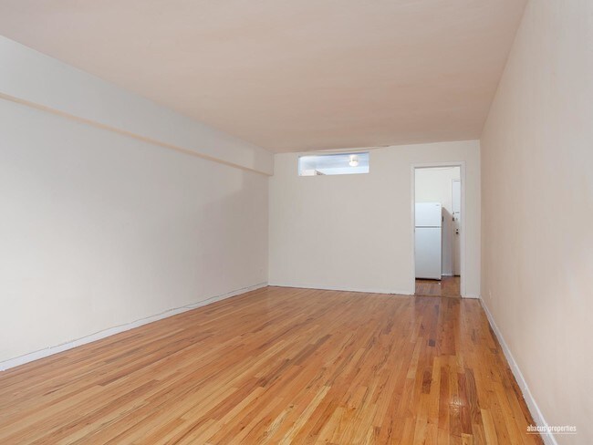 Building Photo - 495 E 7th St