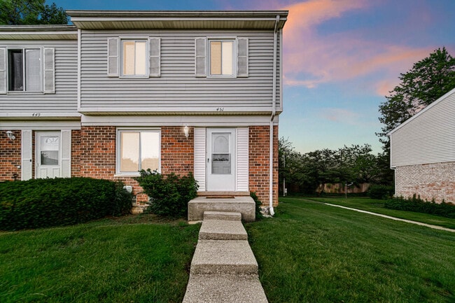 Building Photo - 451 Yorkshire Sq