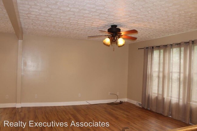 Building Photo - 2424 Southview Dr
