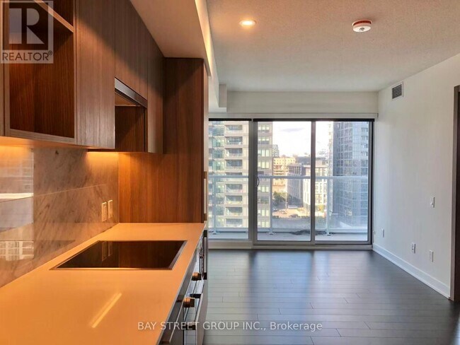 Building Photo - 17 Bathurst St