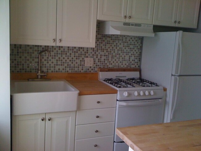 Cute galley kitchen - 7101 Emlen St