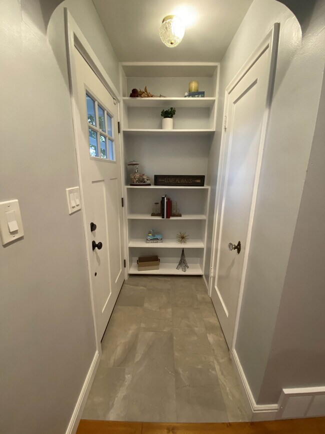 Entry - 1491 E Maple Ave