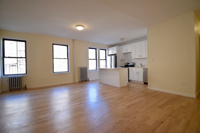 Building Photo - 656 W 204th St
