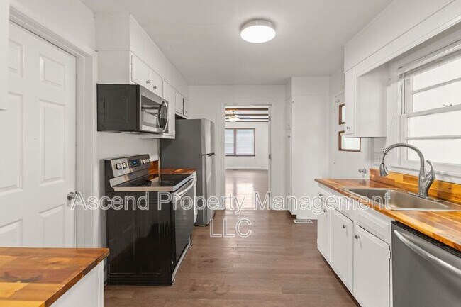 Building Photo - 5018 Golfview Dr