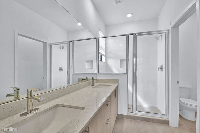 Building Photo - 4 br, 2.5 bath Townhome - 700 Del Vista Rd