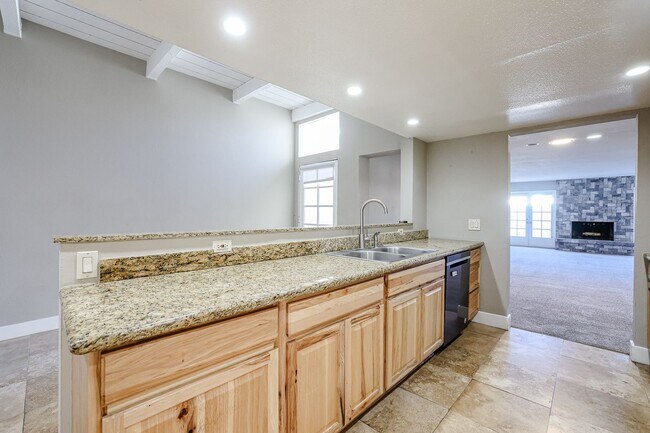 Foto del edificio - Spacious 3 Bedroom Townhouse