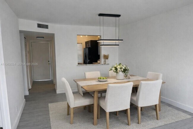 Foto del edificio - 8560 N Sherman Cir