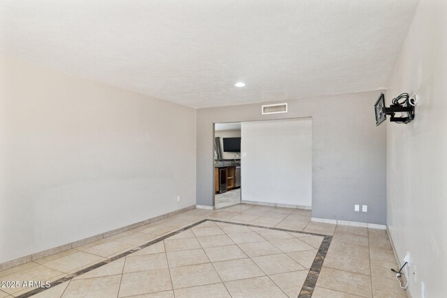 Building Photo - 1661 E Bishop Dr