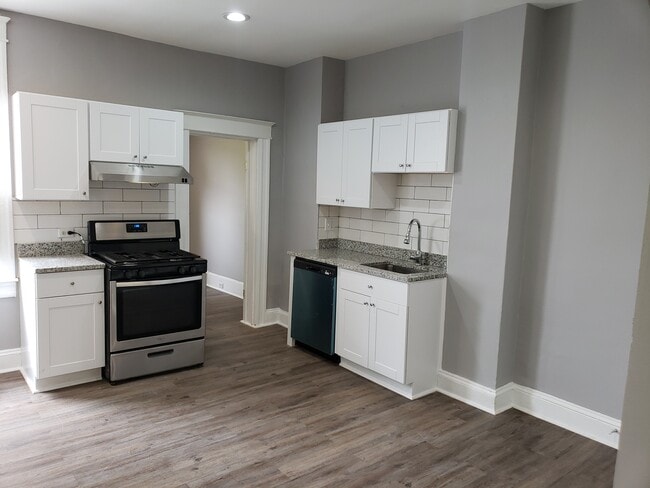Building Photo - 2 Bedroom Townhouse