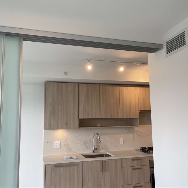 Photo du bâtiment - 13350 Central Ave