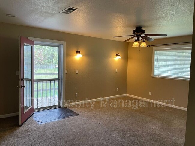 Foto del edificio - 2542 Rod Beaudry Dr