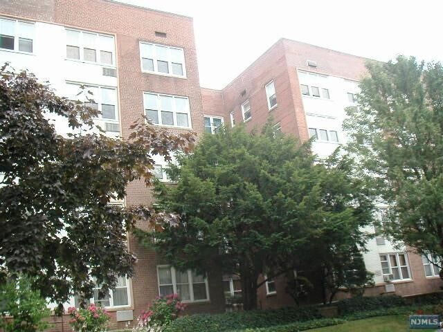 Building Photo - 2160 Center St