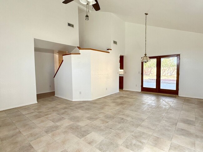 Foto del edificio - NORTHWEST SOLAR HOME - AVAILABLE NOW!