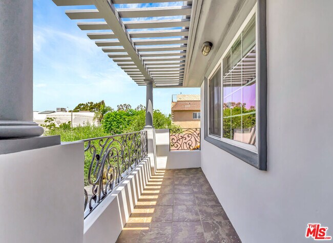 Foto del edificio - 3242 Hutchison Ave