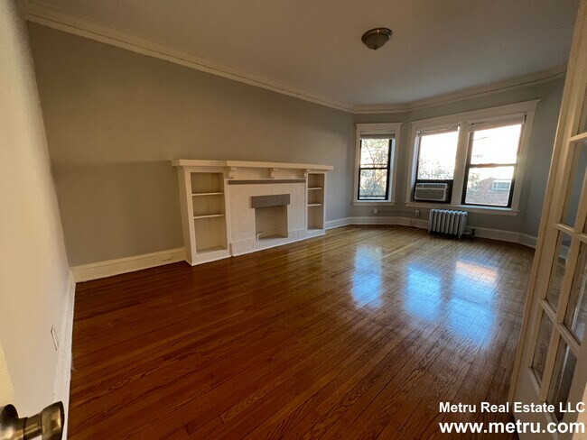 Building Photo - 809 W Cornelia Ave