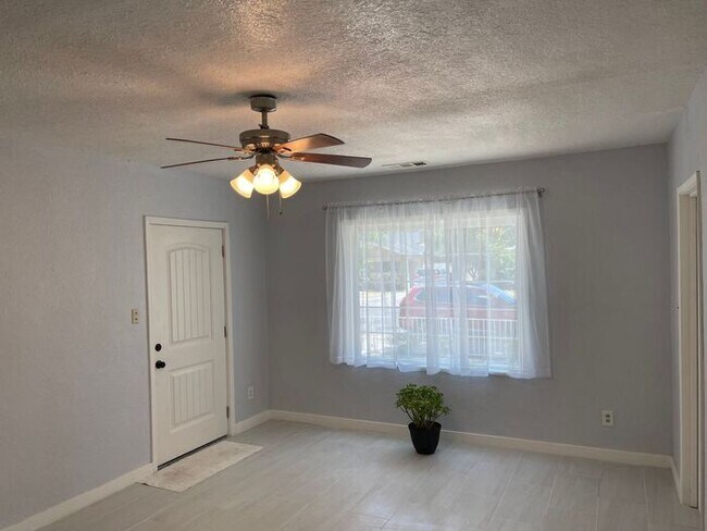 Foto del edificio - Coming Soon Modesto Renovated 3 Bedroom 1 ...
