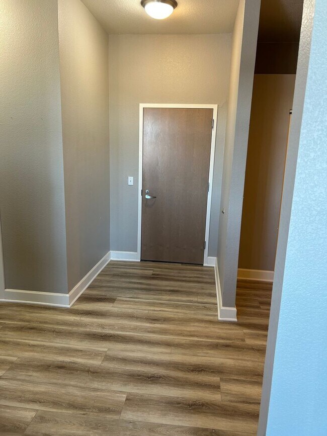 Building Photo - Spacious Condo with Private Balcony & Carp...