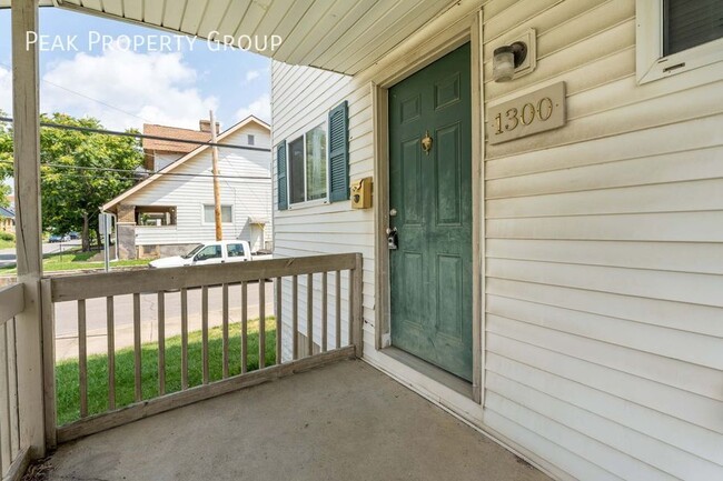 Building Photo - MOVE IN NOW! Located in Weinland Park, jus...