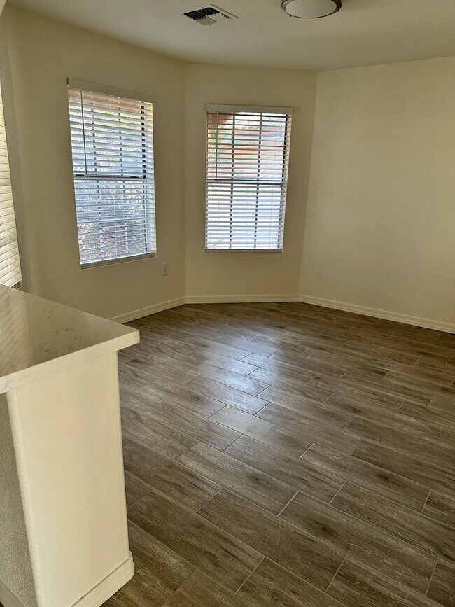 Foto del edificio - 1430 W Camino Ct