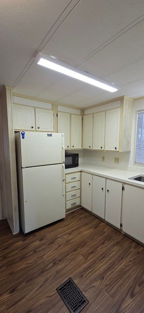Building Photo - 2 bed 2 baths with carport