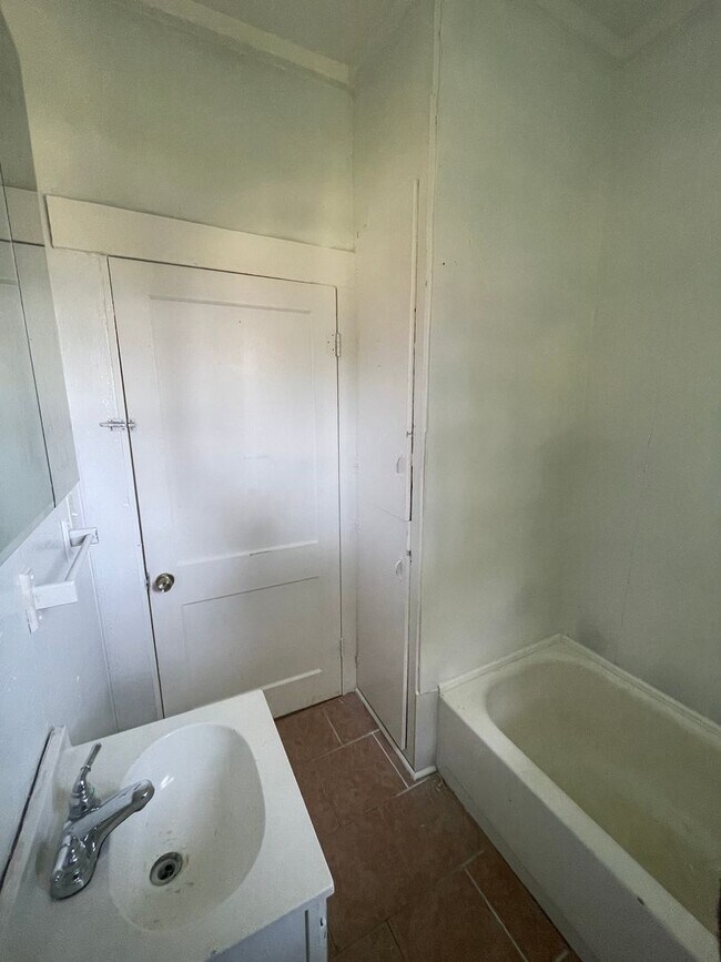 Building Photo - Large 2 Bedroom Home