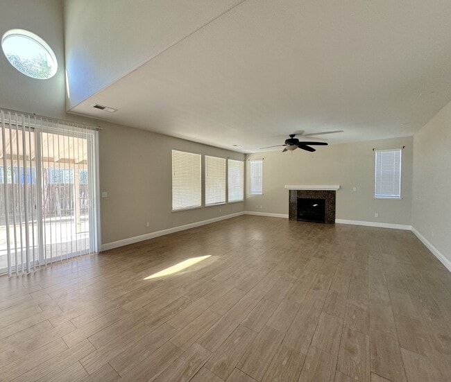 Foto del edificio - 4629 Stern Dr