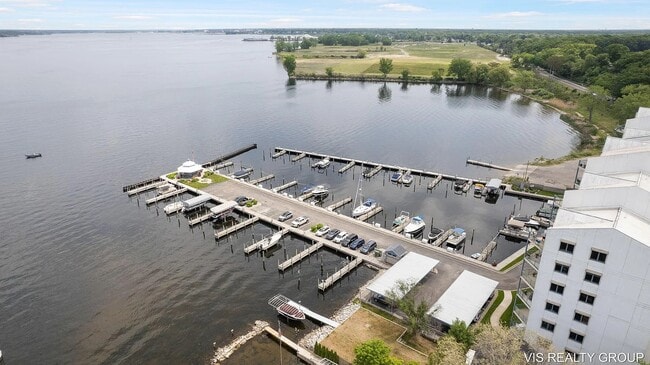 Building Photo - 2964 Lakeshore Dr