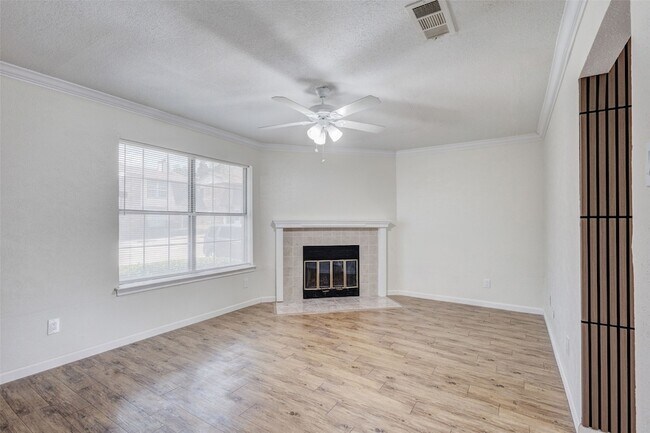 Building Photo - 910 Cedar Terrace
